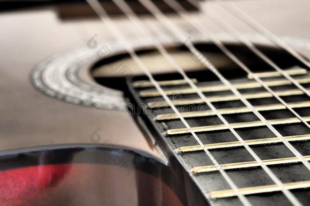 关-在上面棕色的木制的古典的吉他和吉他金属丝