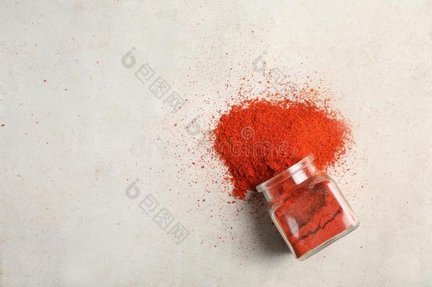 玻璃罐子和变成粉的红色的红辣椒胡椒