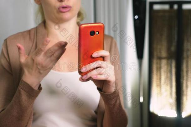 女人用途智能手机.女人阅读坏的新闻采用智能手机.