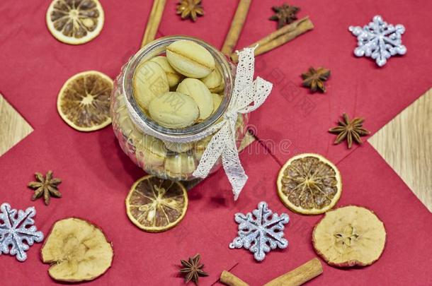 胡桃合适的黄油甜饼干和圣诞节布置.