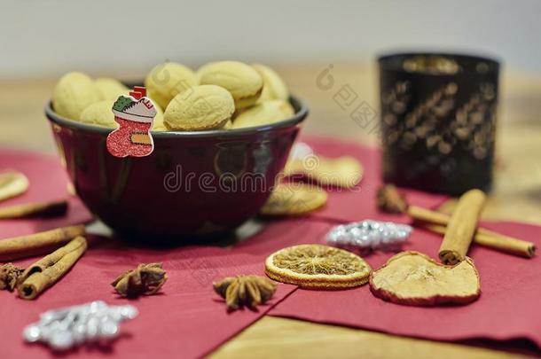 胡桃合适的黄油甜饼干和圣诞节布置.