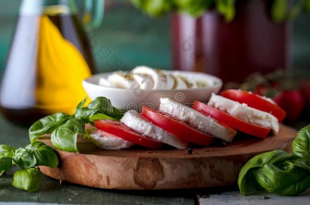 红白小碟沙拉.意大利干酪奶酪,番茄和罗勒属植物草树叶