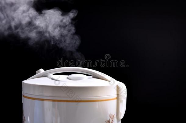 热的蒸汽和烟不固定的美丽的稻炊具.