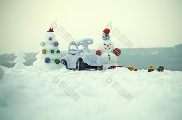 雪人和玩具汽车向下雪的背景