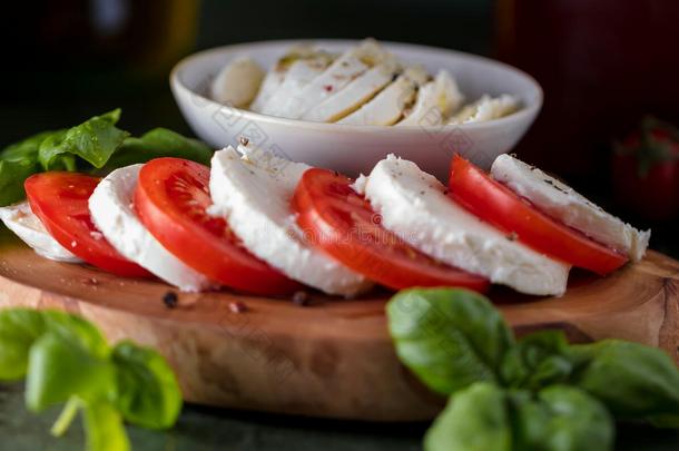红白小碟沙拉.意大利干酪奶酪,番茄和罗勒属植物草树叶