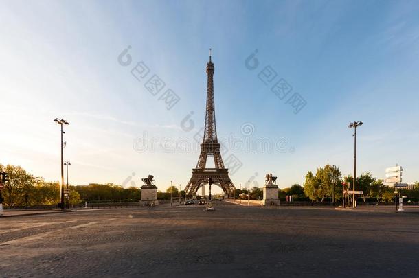 Eiffel<strong>语言语言</strong>塔和河围网在日出采用巴黎,法国.Eiffel<strong>语言语言</strong>