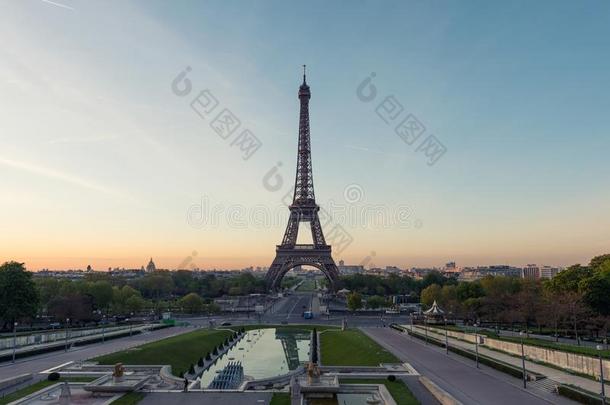 日出采用Eiffel语言语言塔采用巴黎,法国.Eiffel语言语言塔是（be的三单形式著名的