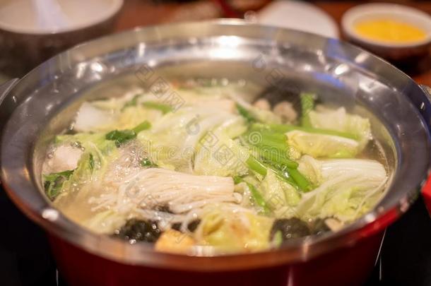苏基涮锅采用蔬菜汤,一J一p一nesen一bemono焖罐<strong>菜肴</strong>盘关于