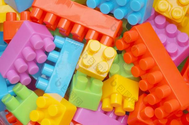 玩具建筑物赛跑者起跑时脚底所撑的木块,富有色彩的塑料制品构造器为孩子们