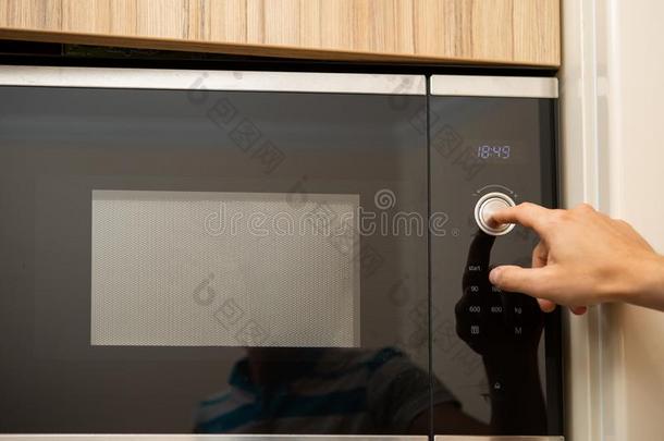 影像关于微波烤箱和男人`英文字母表的第19个字母h和采用厨房