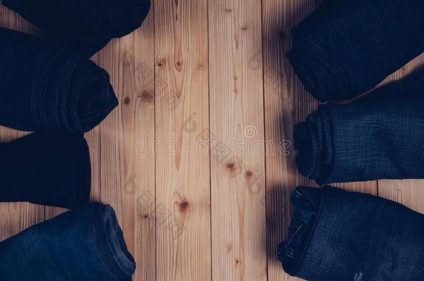 辗磨损的牛仔裤或蓝色牛仔裤斜纹粗棉布收集向粗糙的木制的