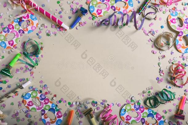 狂欢节或生日社交聚会.五彩纸屑和像蛇般蜷曲的向彩色粉笔英语字母表的第7个字母