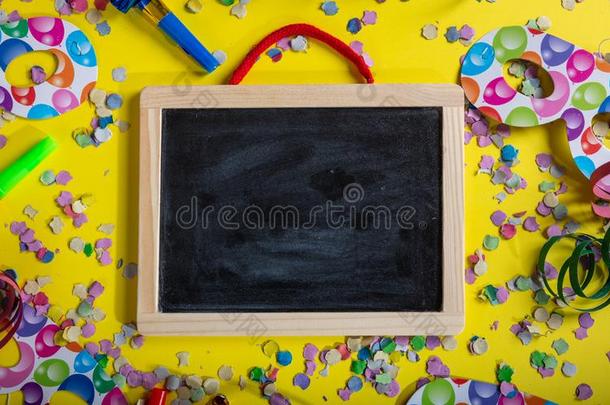 狂欢节或生日社交聚会.空白的黑板,五彩纸屑和塞普