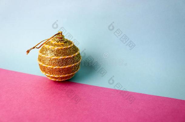 黄色的金小的圆形的圣诞节节日的圣诞节球,圣诞节英语字母表的第20个字母