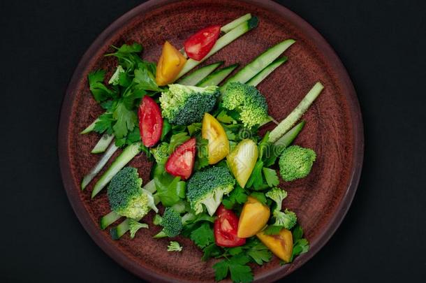 美味的夏沙拉从新鲜的蔬菜.蔬菜刨切的英语字母表的第15个字母