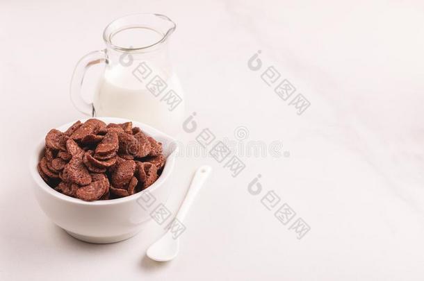 发嘎吱嘎吱声的巧克力谷物<strong>小</strong>薄片采用碗和罐子关于奶
