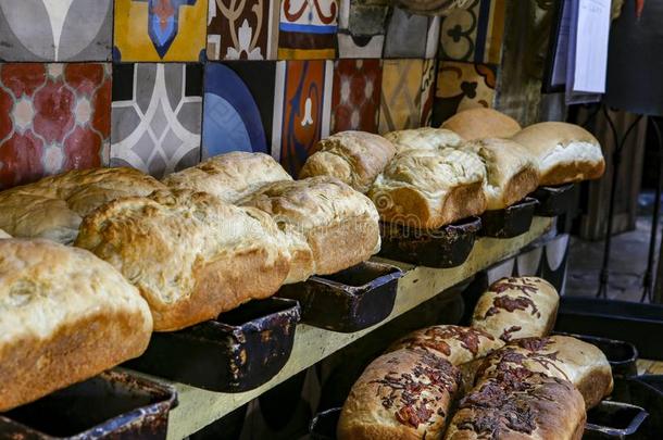 新鲜的手工做的面包在上面面包形状
