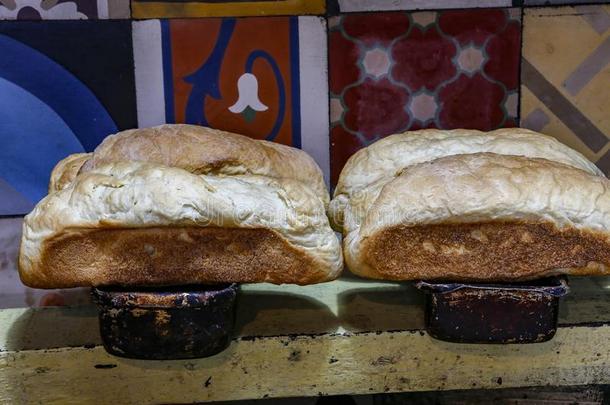 新鲜的手工做的面包在上面面包形状