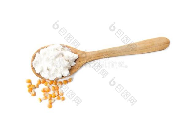 勺和谷物淀粉和谷粒向白色的背景