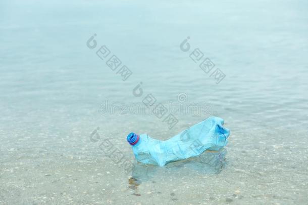 用过的塑料制品瓶子不固定的向水表面,空间为文本.