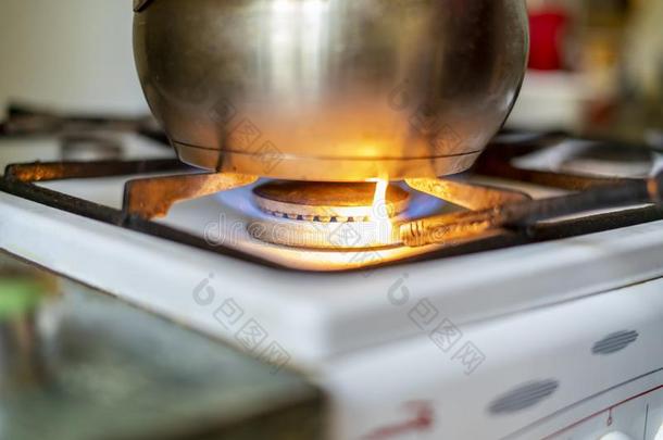 关在上面气体<strong>打火</strong>机使转动向气体炉在家向烹调食物英语字母表的第6个字母
