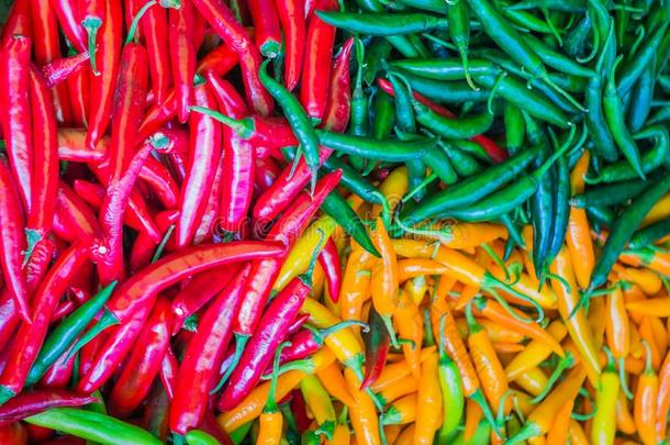 颜色鲜艳的辣椒向蔬菜货摊采用街市