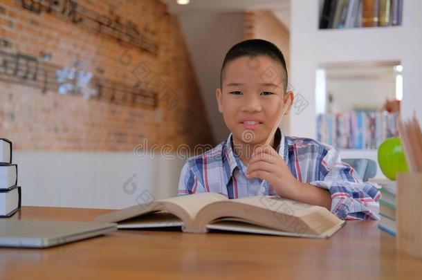 小的亚洲人小孩男孩小孩小孩ren学习阅读书