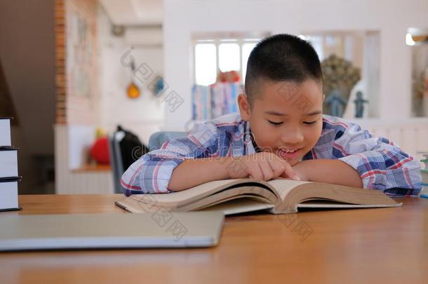 小的亚洲人小孩男孩小孩小孩ren学习阅读书