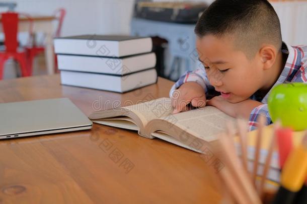 小的亚洲人小孩男孩小孩小孩ren学习阅读书