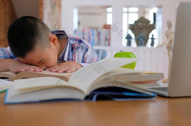 懒惰的强调年幼的小的亚洲人小孩男孩静止的睡眠向demand需要