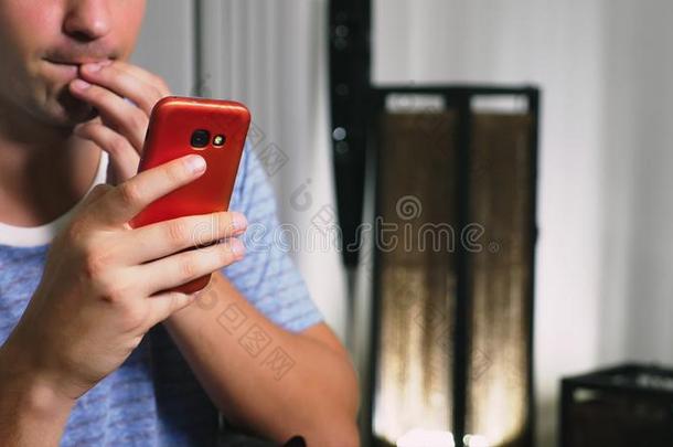 男人用途智能手机.男人阅读坏的新闻采用智能手机.