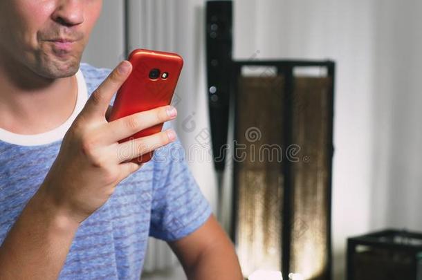 男人用途智能手机.男人阅读坏的新闻采用智能手机.
