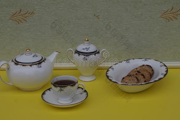 英语茶杯和茶杯托,茶壶,食糖碗和一c一ke碗wickets三柱门