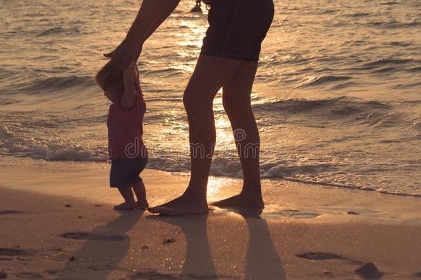 父亲和小的<strong>婴儿</strong>女儿步行向s和海滩.