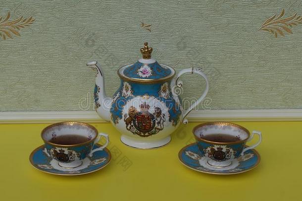 茶水为两个,英语茶杯和浅碟和茶壶,好的骨头