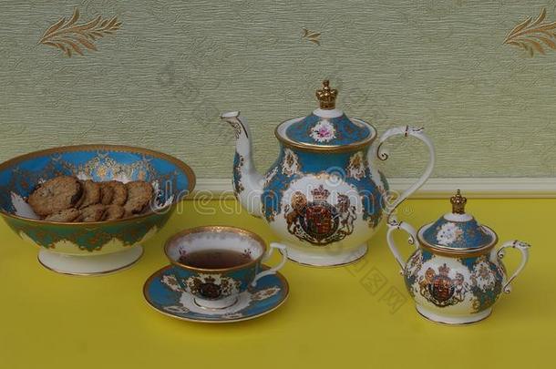 英语茶杯和茶杯托,茶壶,食糖碗和一c一ke碗wickets三柱门