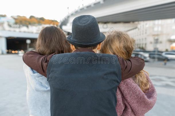 num.三朋友,看法从指已提到的人背关于年幼的十几岁的青少年男孩热烈地拥抱