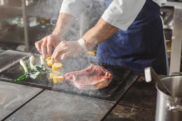 厨师烹饪术多汁的牛肉牛排在饭店厨房