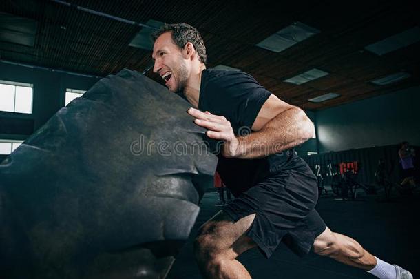 赤膊上阵男人讨厌<strong>至极</strong>的重的使疲惫在健身房