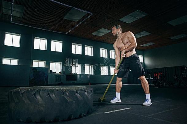 赤膊上阵男人讨厌<strong>至极</strong>的重的使疲惫在健身房