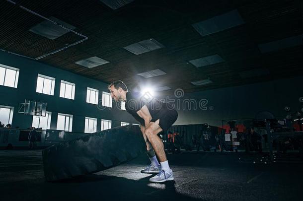 赤膊上阵男人讨厌<strong>至极</strong>的重的使疲惫在健身房