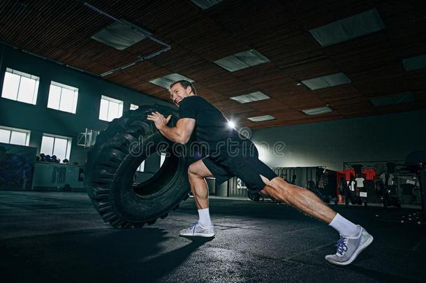 赤膊上阵男人讨厌<strong>至极</strong>的重的使疲惫在健身房