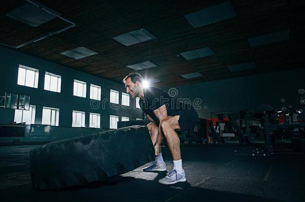 赤膊上阵男人讨厌<strong>至极</strong>的重的使疲惫在健身房