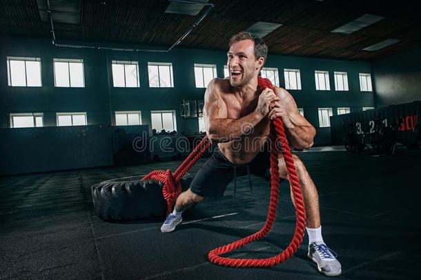 赤膊上阵男人讨厌至极的重的使疲惫在健身房