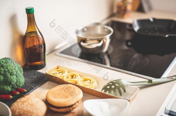 面团,意大利面条服务器,汉堡包圆形的小面包或点心和烹饪用具采用厨房