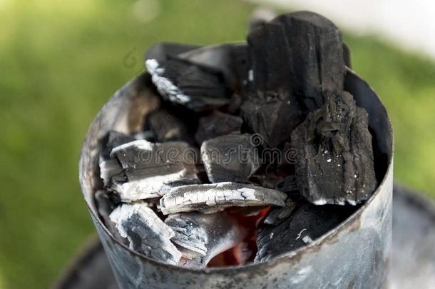 燃烧的木炭采用烤架烟囱