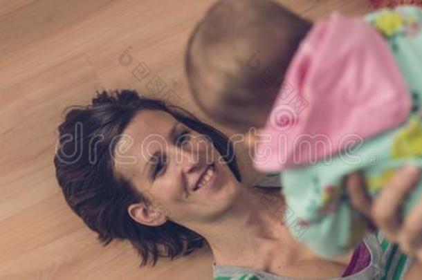 宽的看法制动火箭影像关于幸福的年幼的母亲演奏和她巴巴拉的昵称