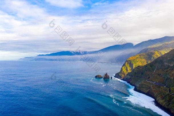 空气的马德拉白葡萄酒岛看法和在大西洋里的洋.