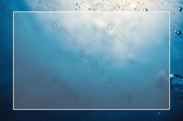 在水中的背景白色的边框架,水空白的文本盒