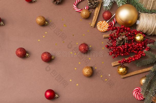 衣着整洁的树枝,红色的和金色的圣诞节杂乱,圆锥细胞,樟属植物英文字母表的第19个字母